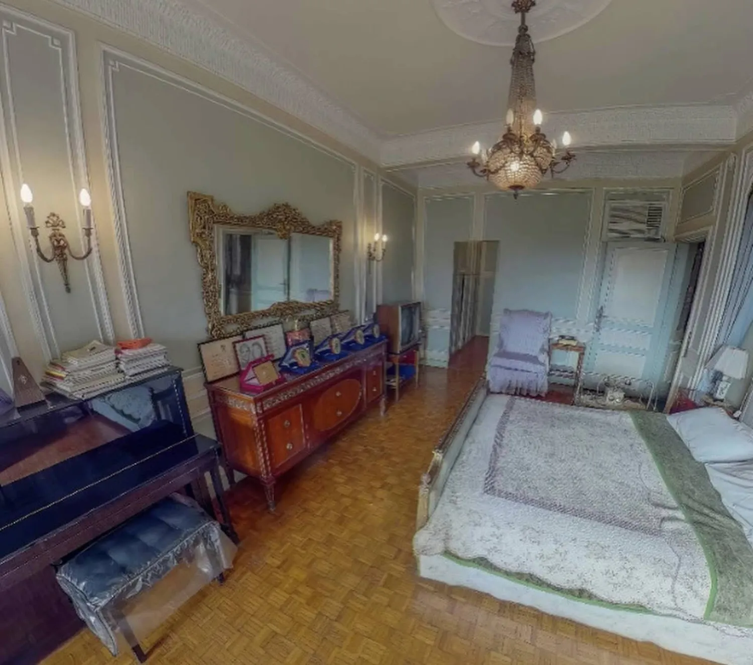 غرفة نوم عبد الحليم حافظ (حساب منزل عبد الحليم على موقع فيسبوك)