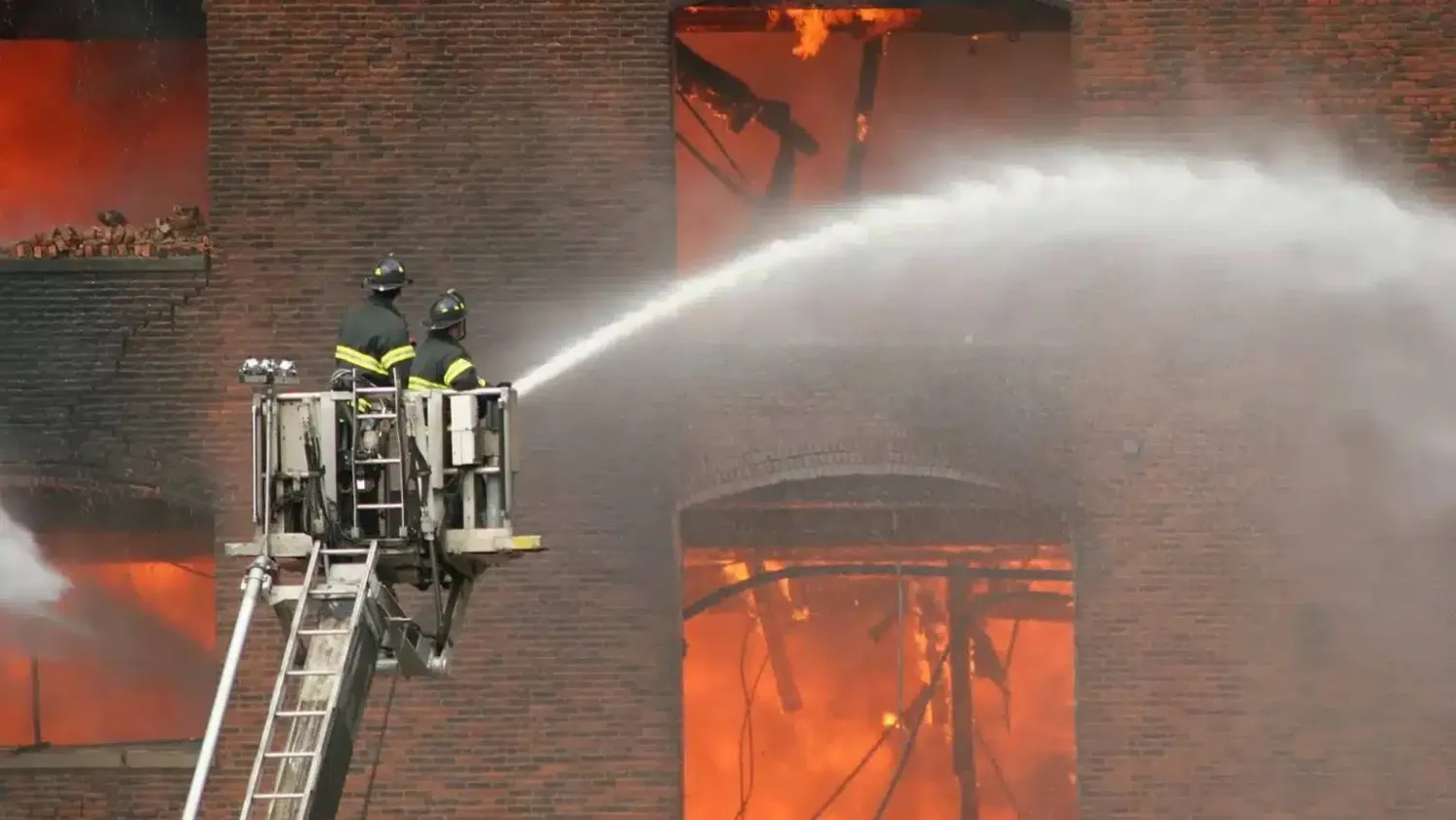 الحرائق تتسبب سنوياً في آلاف الوفيات وخسائر بمليارات الدولارات (جامعة نيويورك)