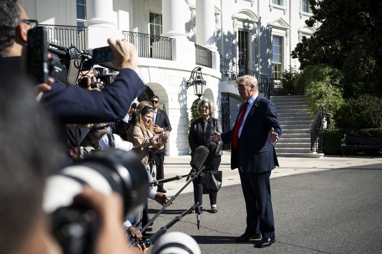US President Donald Trump (R) speaks to members of the media on the South Lawn of the White House before boarding Marine One in Washington, DC, USA, 05 October 2025. EPA/GRAEME SLOAN / POOL
