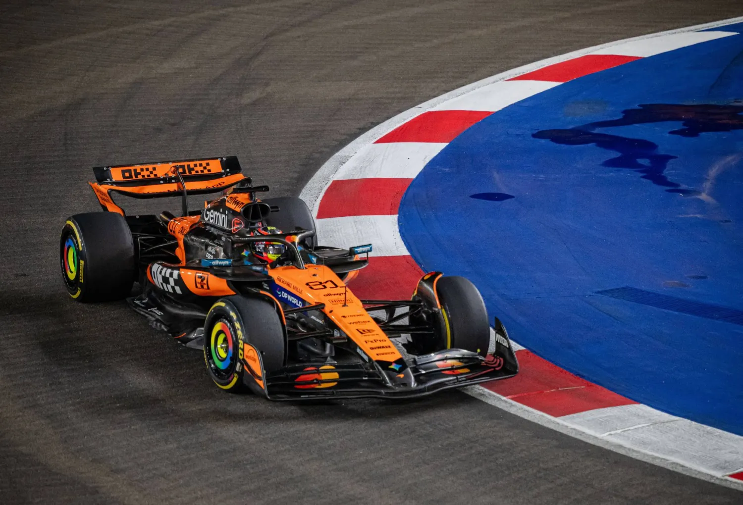 الخلافات تضرب فريق مكلارين في سنغافورة (إ.ب.أ)