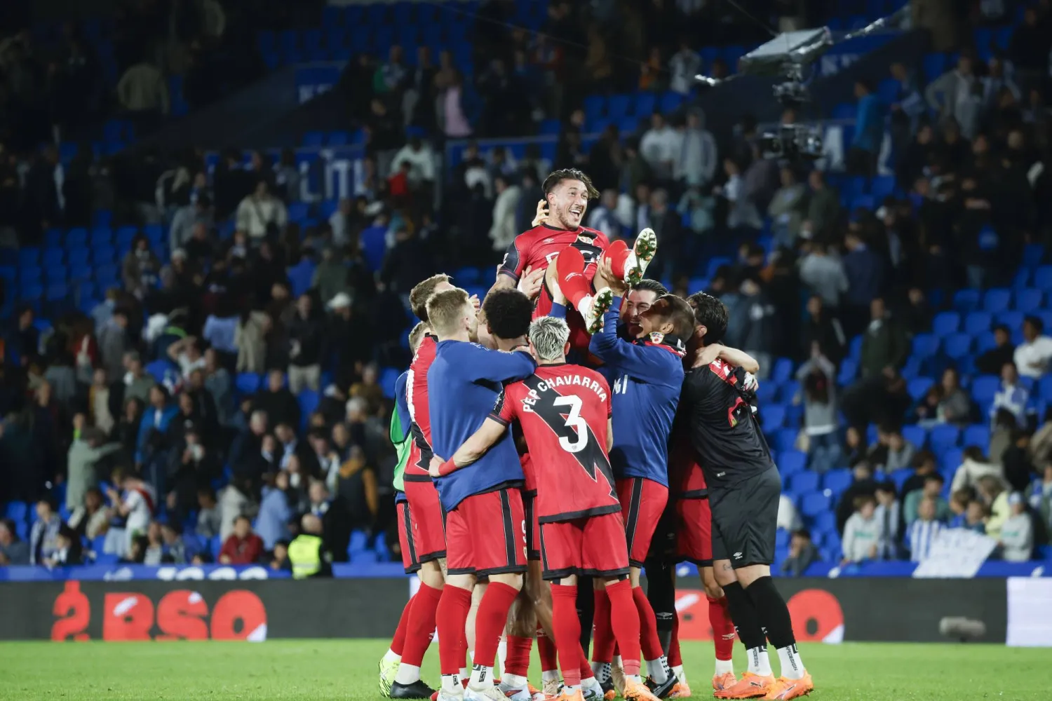 فرحة لاعبي رايو فايكانو بالفوز على سوسييداد (إ.ب.أ) 