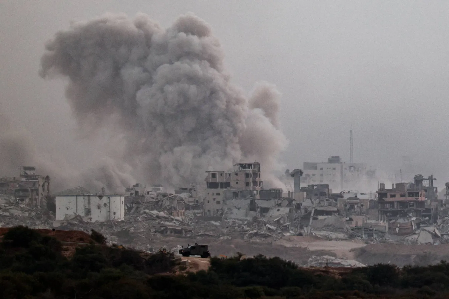 تصاعد الدخان جراء الغارات الإسرائيلية على غزة الأحد (رويترز)