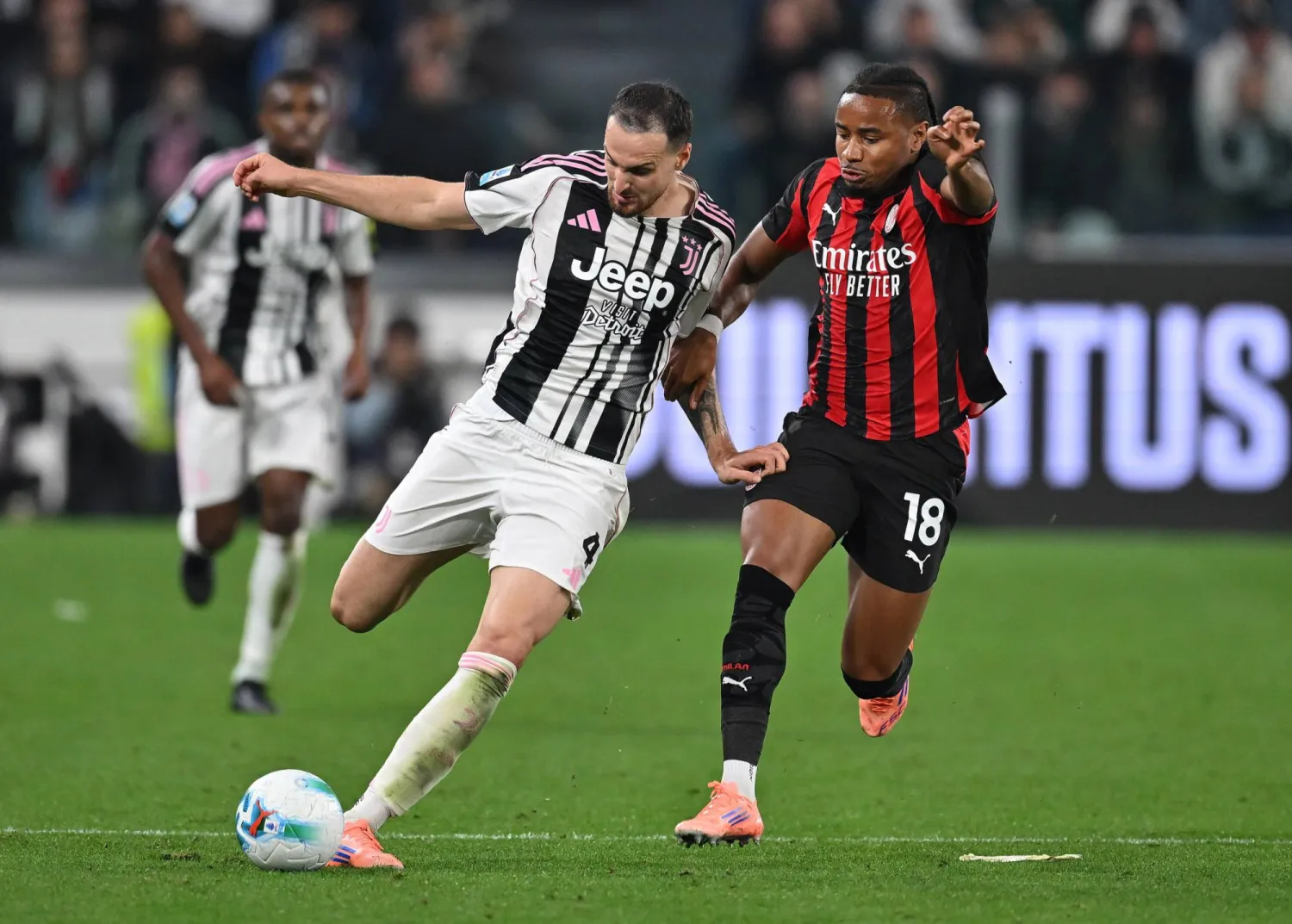 يوفنتوس تعادل مع ميلان في قمة الدوري الإيطالي (إ.ب.أ)