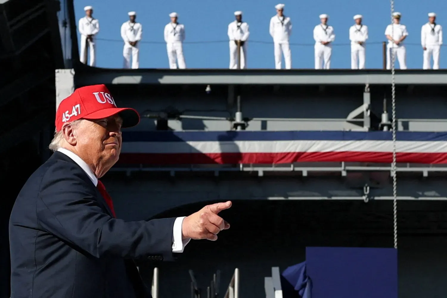 Trump, Norfolk Deniz Üssü'nde ABD uçak gemisi Harry S. Truman'ın yanında konuşma yaparken (Reuters)