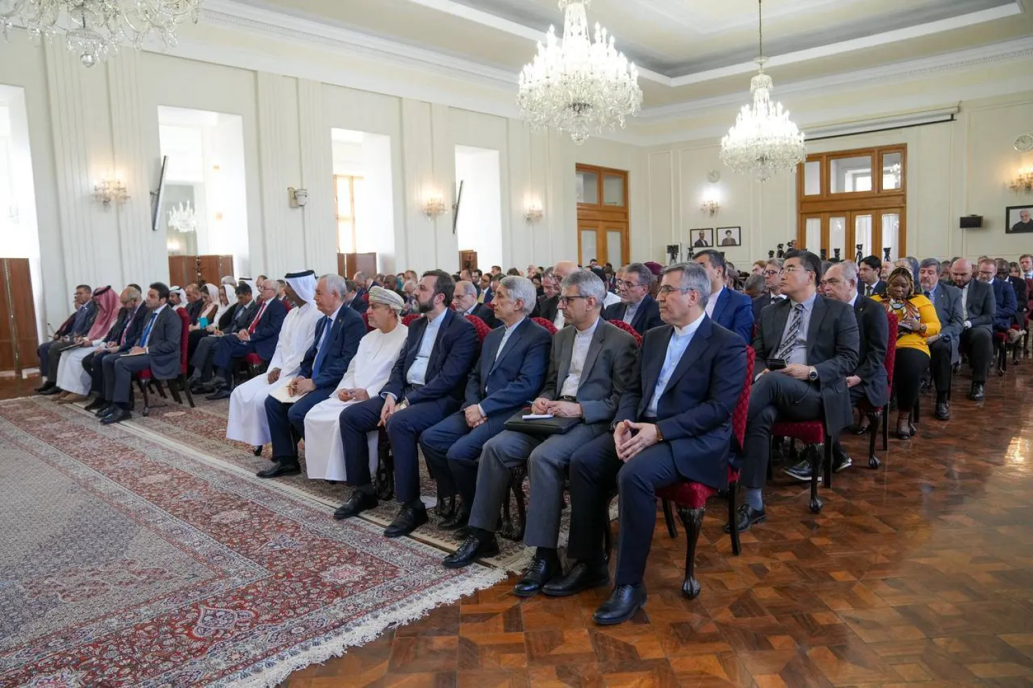 عدد من السفراء وممثلي البعثات الدبلوماسية الأجنبية يلتقون وزير الخارجية عباس عراقجي في طهران الأحد (الخارجية الإيرانية)