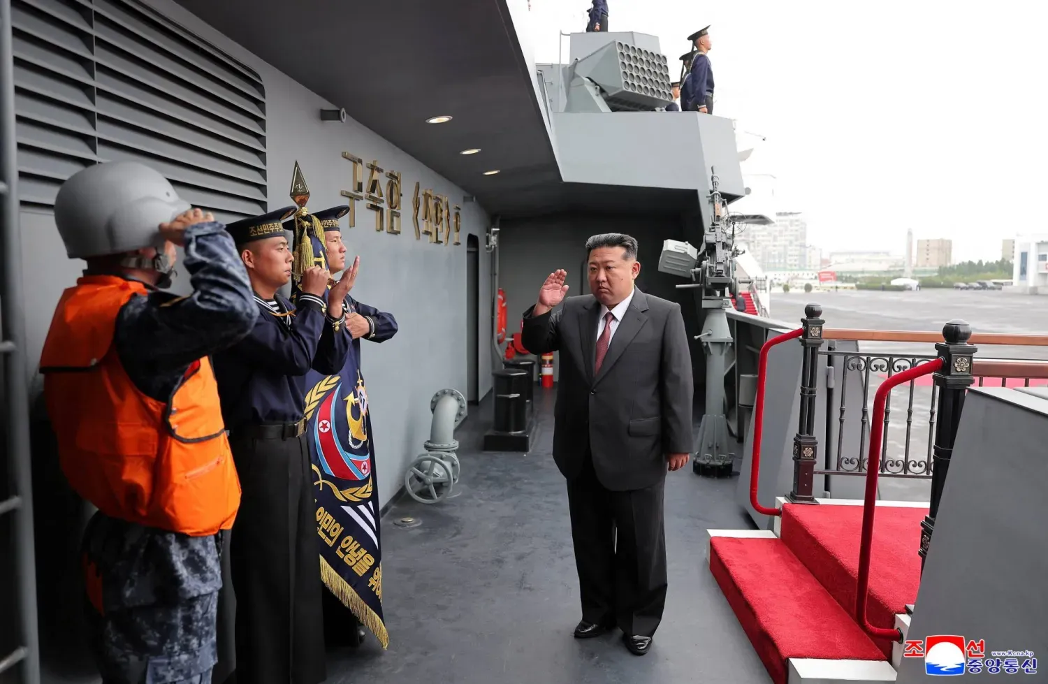 Kuzey Kore lideri Kim Jong Un, Choe Hyon adlı deniz muhribini denetliyor (Reuters)