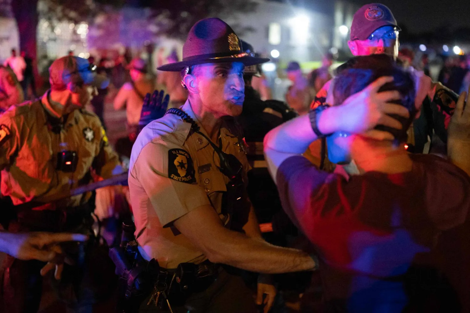 اشتبكت شرطة ولاية إلينوي مع متظاهرين خارج مركز لمعالجة واحتجاز المهاجرين في برودفيو إلينوي شيكاغو (أ.ف.ب)