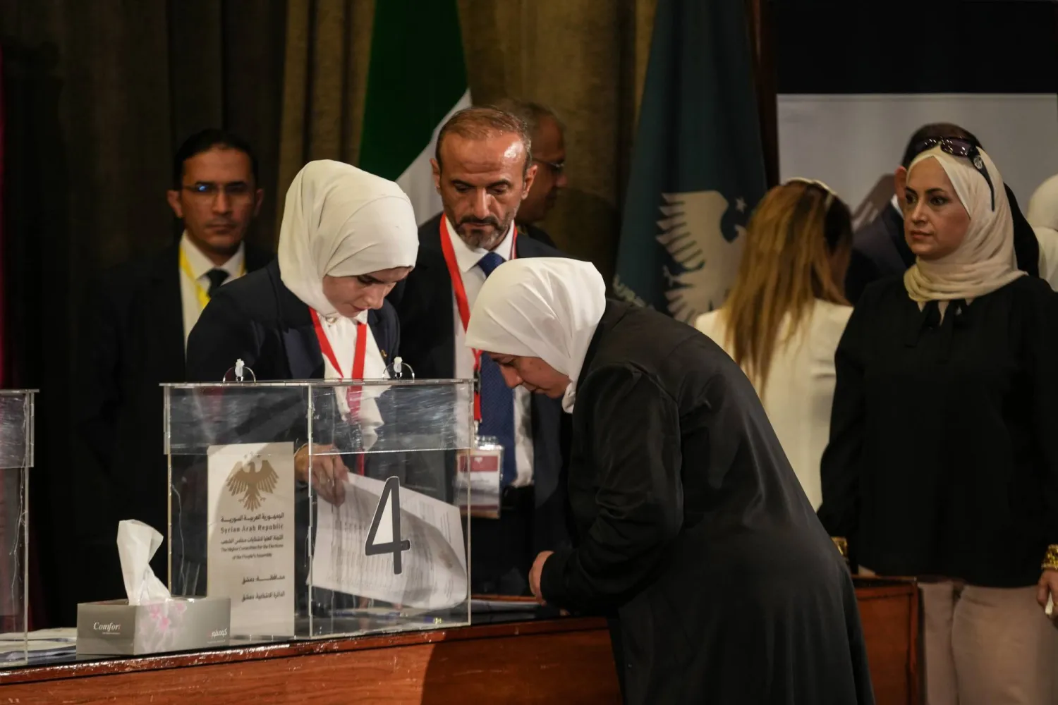 سوريات أثناء حصد الأصوات في المكتبة الوطنية بدمشق عقب الانتخابات البرلمانية السورية (د.ب.أ)