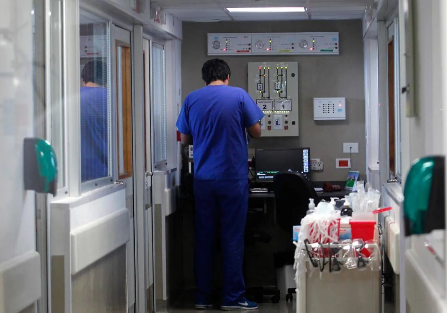 طبيب يعمل داخل وحدة عناية مركزة في بوينس آيرس (أرشيفية - رويترز)