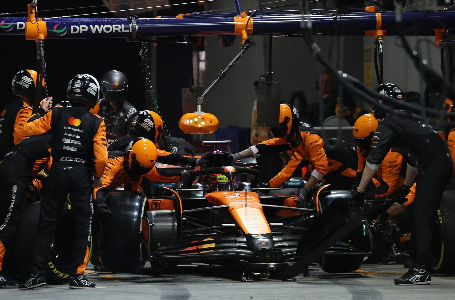 الصراع بدا واضحاً بين أوسكار بياستري والبريطاني لاندو نوريس سائقَي «ماكلارين»... (رويترز)