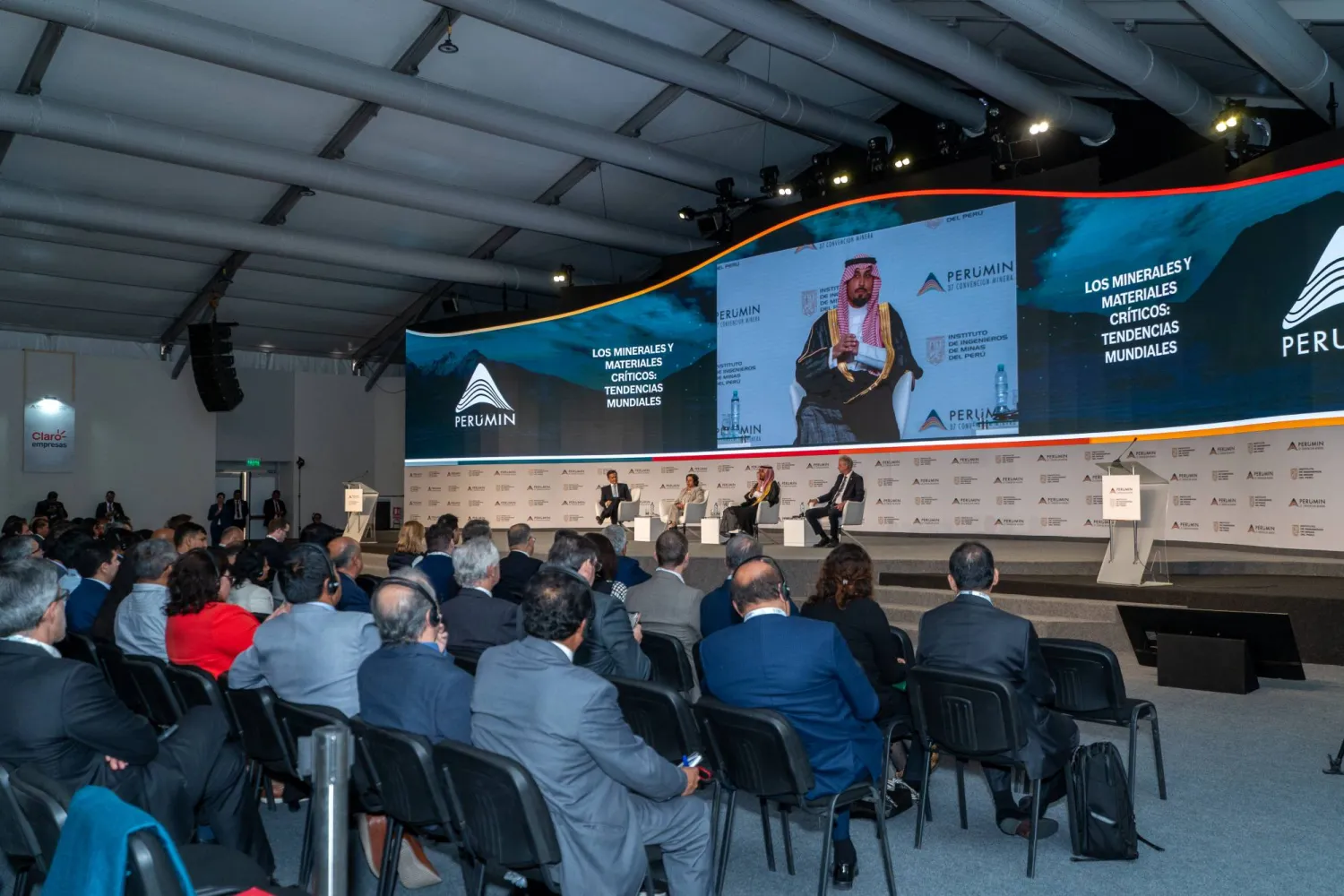 جانب من الجلسات الحوارية خلال مؤتمر «بيرومين 37» (الشرق الأوسط)