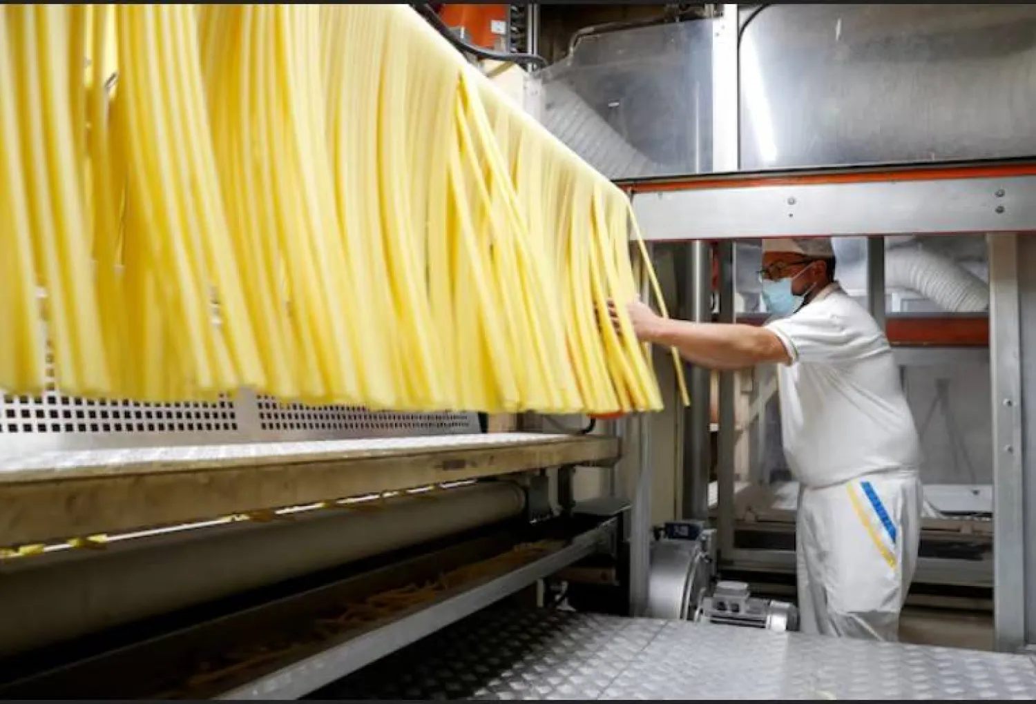 عامل في مصنع معكرونة في فارا سان مارتينو بإيطاليا (رويترز)