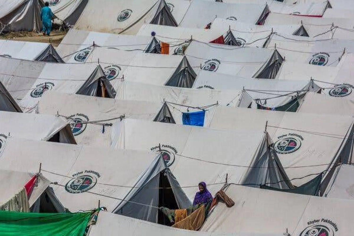 تعيش مئات من العائلات في باكستان داخل خيام حكومية بعد أن أجبرها العنف بين الجماعات المسلحة والجيش على النزوح من منازلها (نيويورك تايمز)