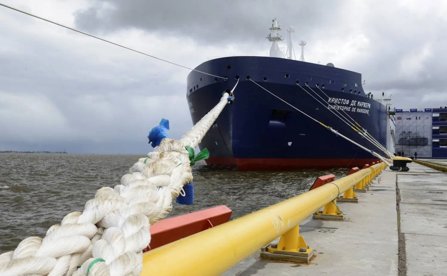 ناقلة غاز طبيعي مسال راسية في سانت بطرسبرغ (رويترز)