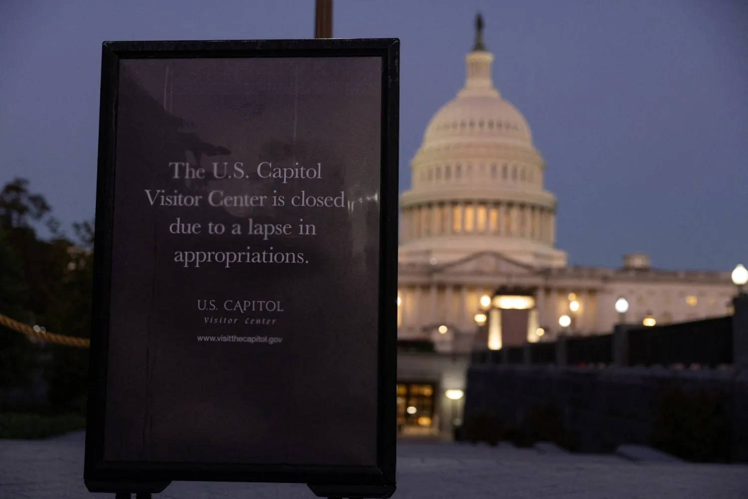 لافتة أمام «الكابيتول» تشير إلى الإغلاق الحكومي يوم الأحد (رويترز)