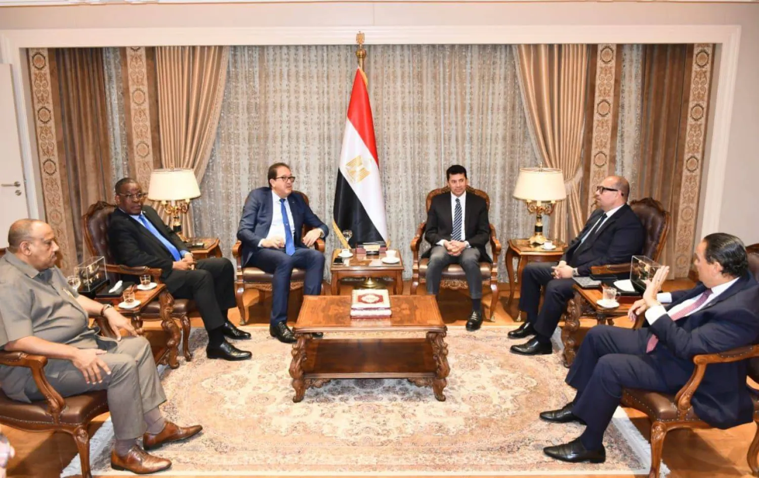 أشرف صبحي خلال الاجتماع مع اتحادي «الأنوكا» و«الأوكسا»... (وزارة الشباب والرياضة)