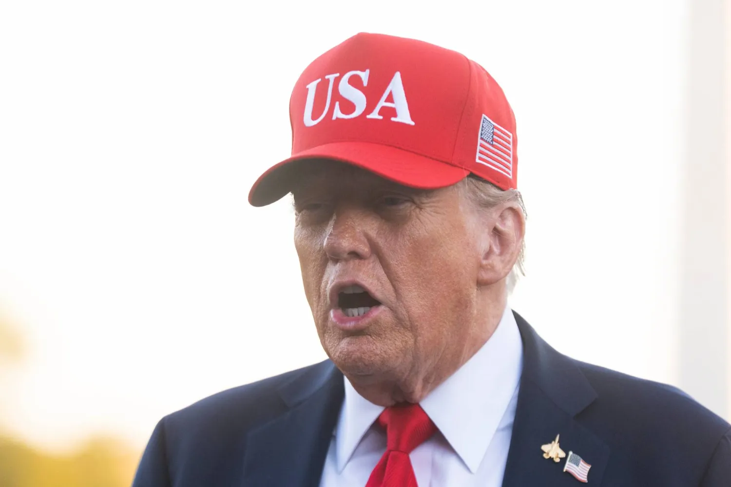 دونالد ترمب يتحدث إلى الصحافيين في البيت الأبيض (أ.ب)