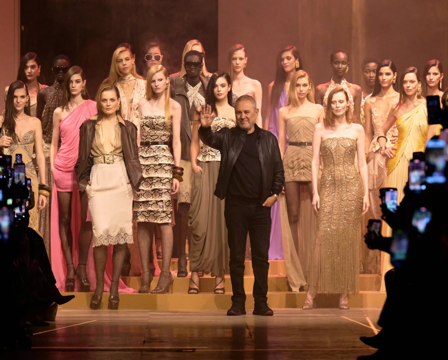 إيلي صعب في آخر العرض يحيّي ضيوفه (إيلي صعب)