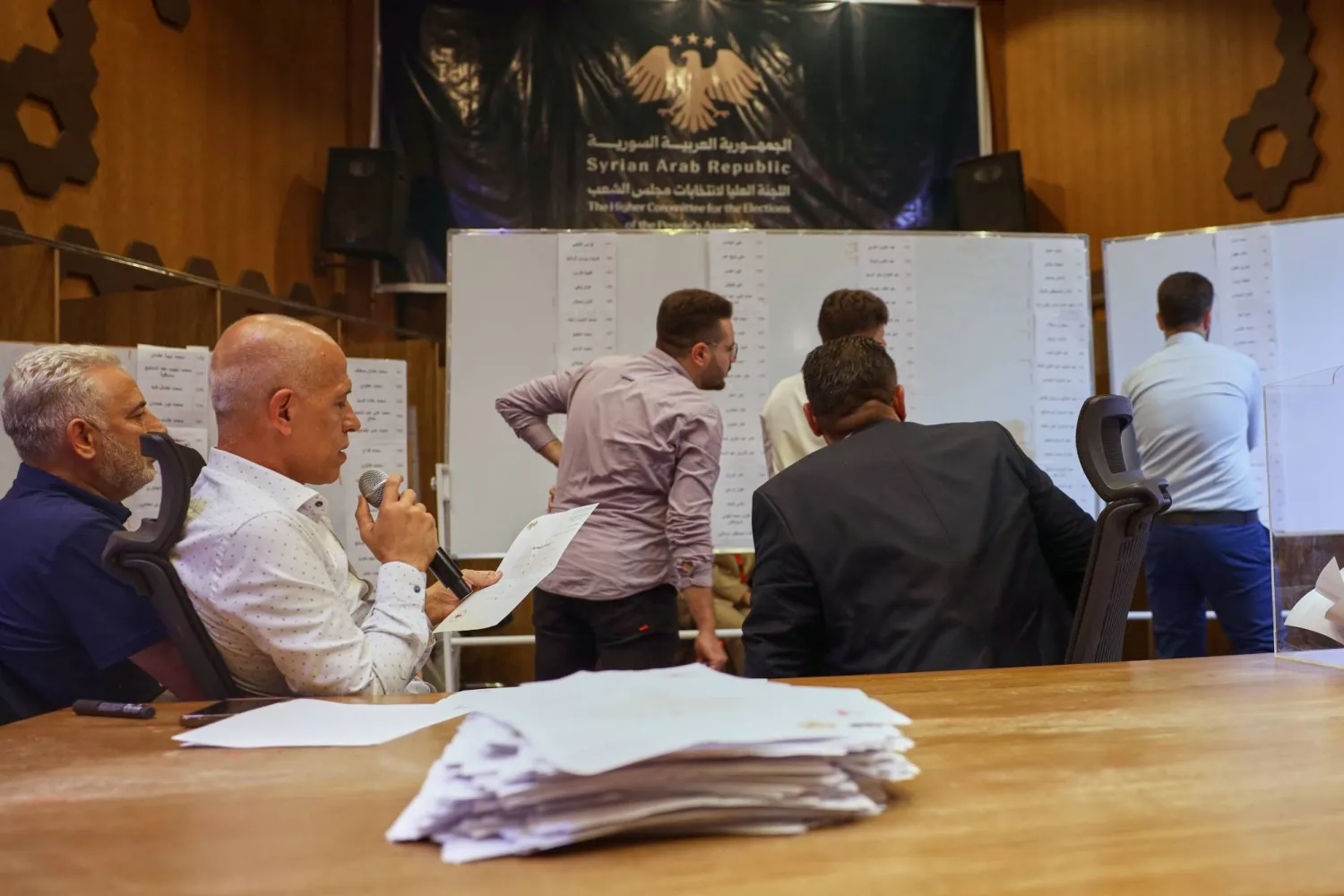 مسؤولون يعدون أصوات أعضاء اللجان الانتخابية البرلمانية في مركز اقتراع في حلب شمال سوريا الأحد (أ.ب)