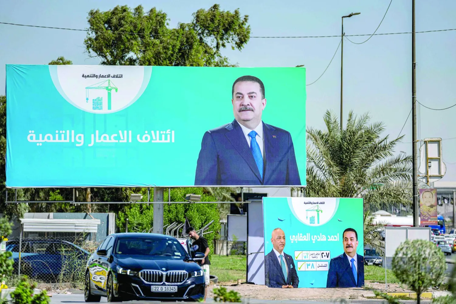 لافتات انتخابية لمرشحين في الانتخابات العراقية المقبلة على جانب أحد الشوارع في بغداد (أ.ف.ب)