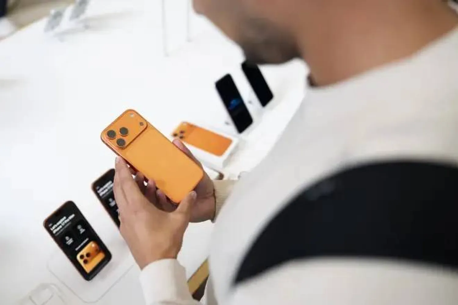  29 مليون شخص من مشتري هواتف «أبل» و«سامسونغ» (غيتي)