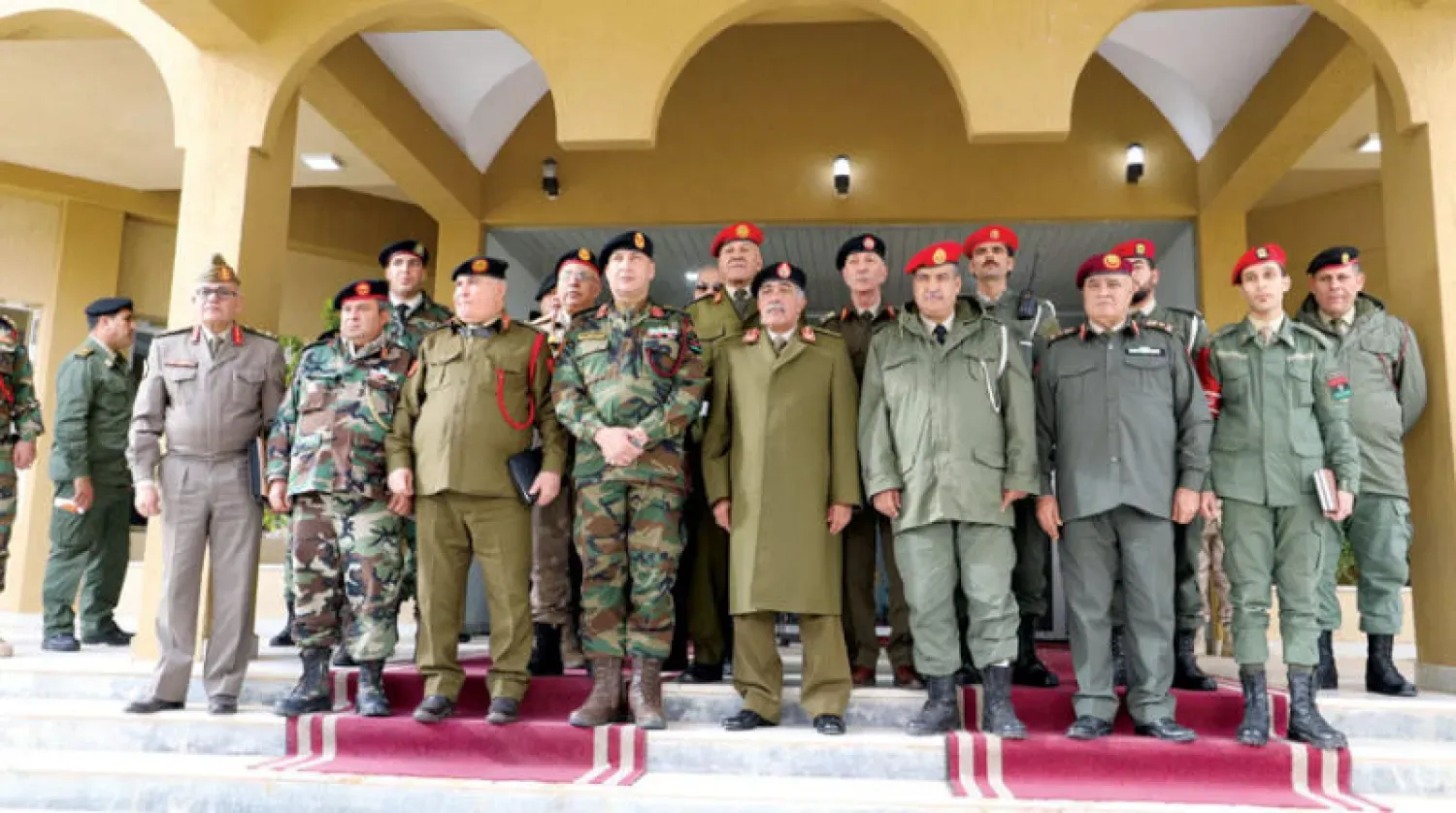 جانب من لقاء جمع بين عبد الرازق الناظوري الرئيس السابق لأركان «الجيش الوطني» ونظيره بغرب ليبيا محمد الحداد (مكتب رئاسة الأركان بغرب ليبيا)