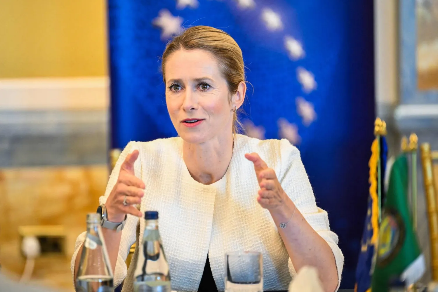 الممثلة العليا للشؤون الخارجية والسياسة الأمنية في الاتحاد الأوروبي كايا كالاس تتحدث إلى الصحافة بعد حضور الاجتماع الوزاري المشترك التاسع والعشرين بين مجلس التعاون الخليجي والاتحاد الأوروبي في مدينة الكويت 6 أكتوبر 2025 (أ.ف.ب)