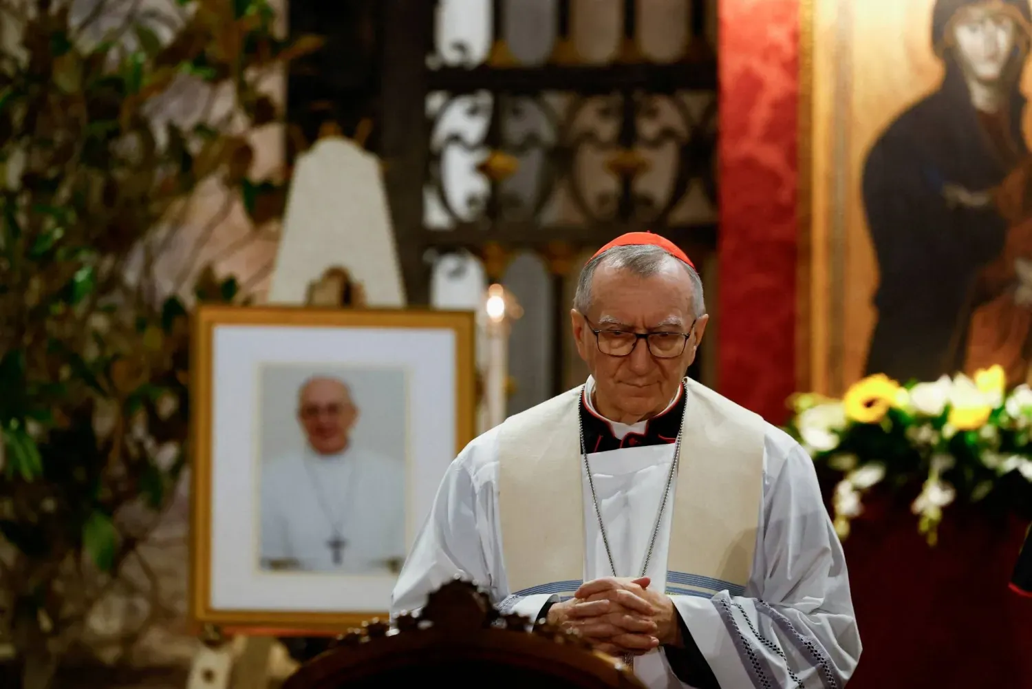 Vatikan Devlet Sekreteri Kardinal Pietro Parolin, Papa Franciscus'un ölümünün ardından Santa Maria Maggiore Papalık Bazilikası'nda tespih duasını yapıyor... Roma, 22 Nisan 2025 (Reuters)