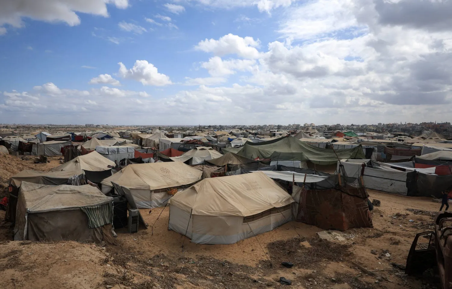 مخيم للنازحين الفلسطينيين في وسط قطاع غزة (رويترز)