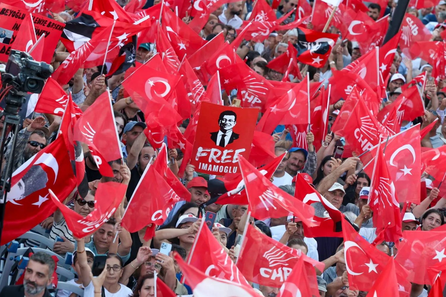 أنصار حزب «الشعب الجمهوري» خلال مظاهرة احتجاجاً على الضغوط القضائية التي يتعرض لها الحزب (حساب الحزب في إكس)