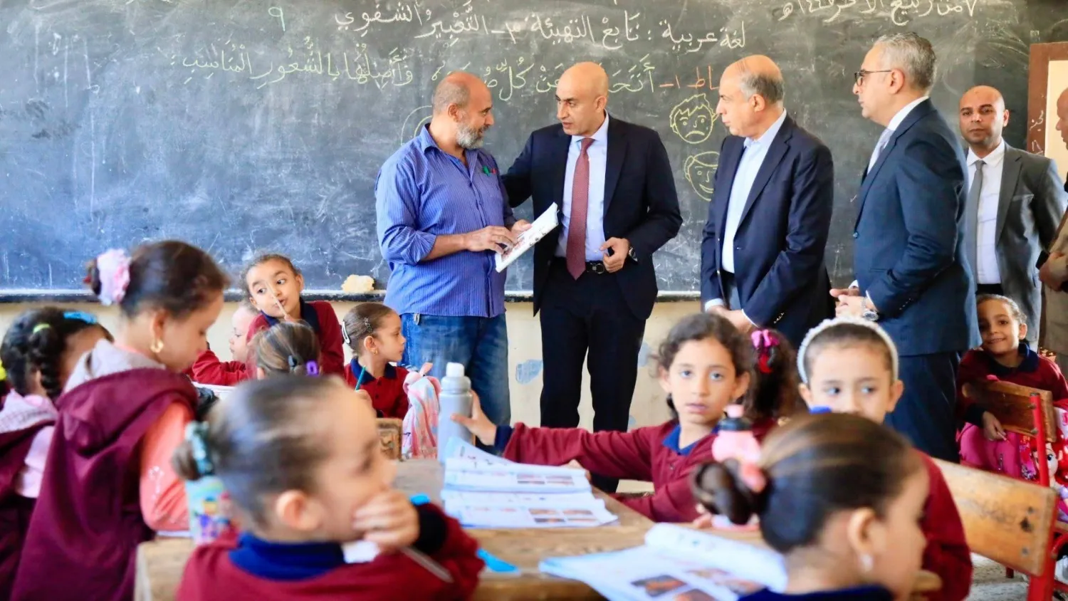 وزير التعليم المصري في نقاش مع أحد المعلمين (وزارة التربية والتعليم)
