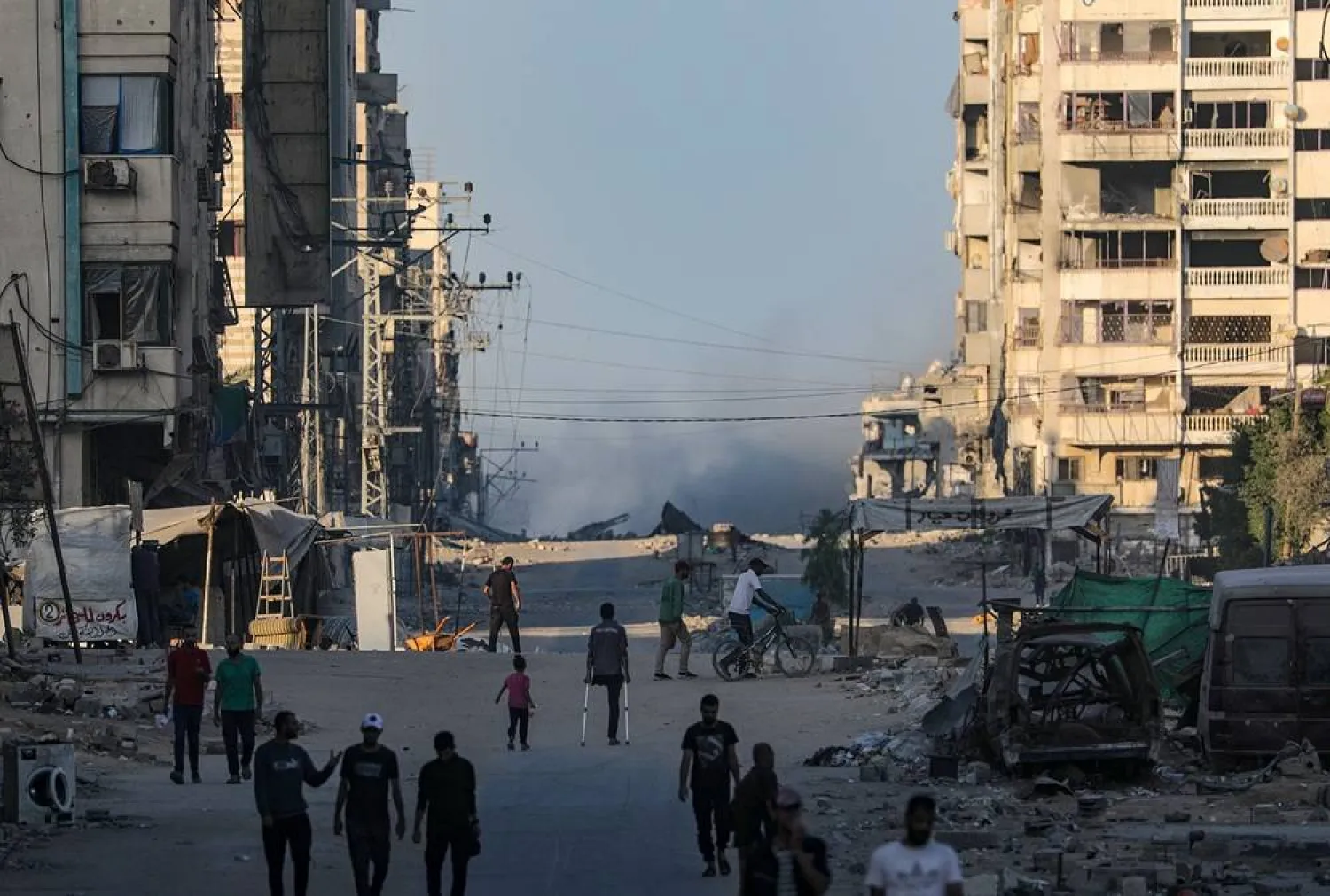 Palestinians move at Al Jalaa street as smoke rises following Israeli air strike during an Israeli military operation in Gaza City, Gaza Strip, 06 October 2025. (EPA) 