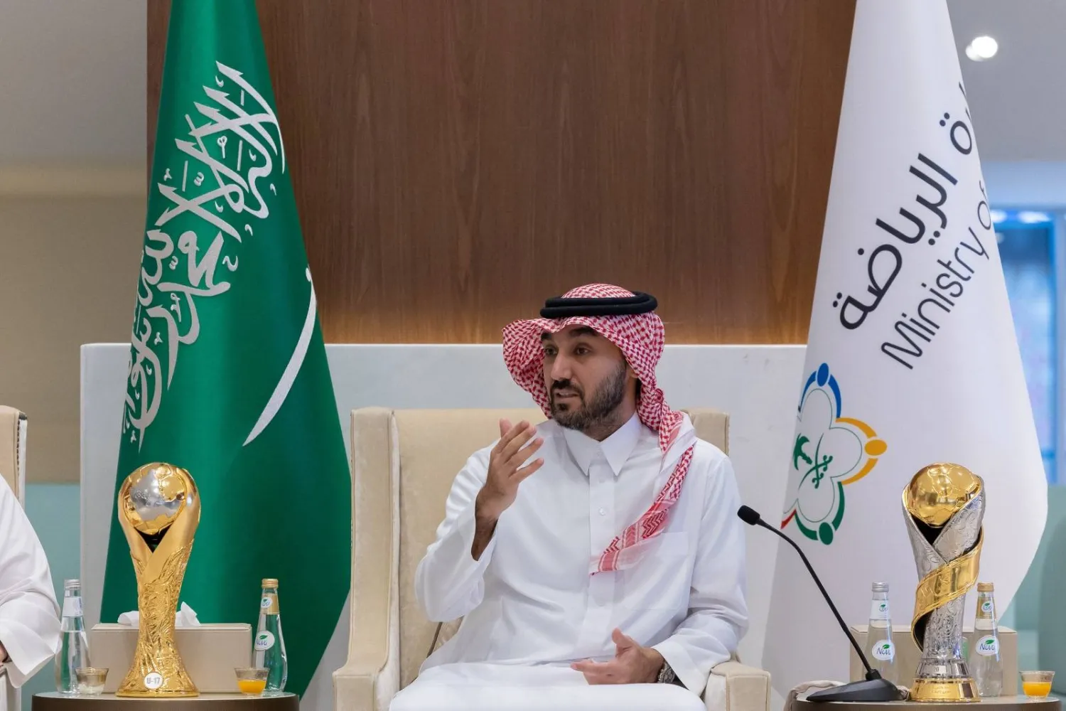 الأمير عبد العزيز بن تركي الفيصل خلال استقباله المنتخبين (الشرق الأوسط) 