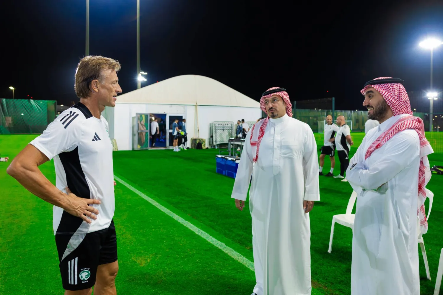 وزير الرياضة والمسحل في حديث مع هيرفي رينارد (المنتخب السعودي)