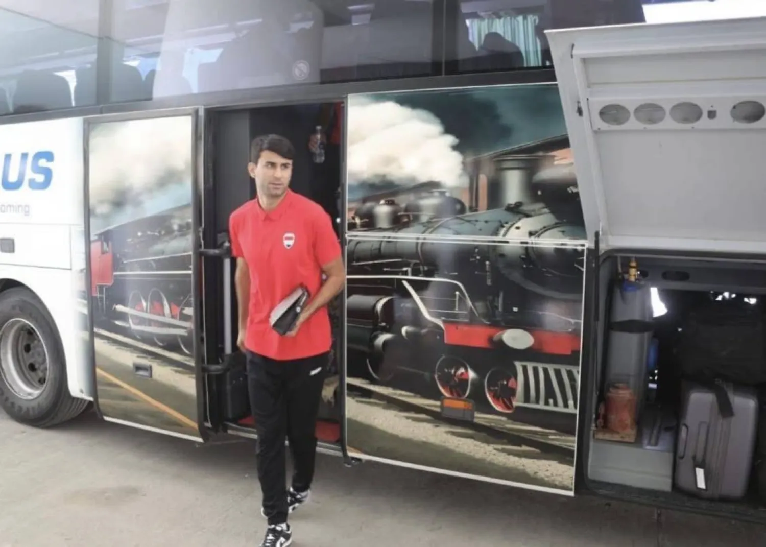 جانب من وصول منتخب العراق إلى مدينة جدة (حساب المنتخب إنستغرام)