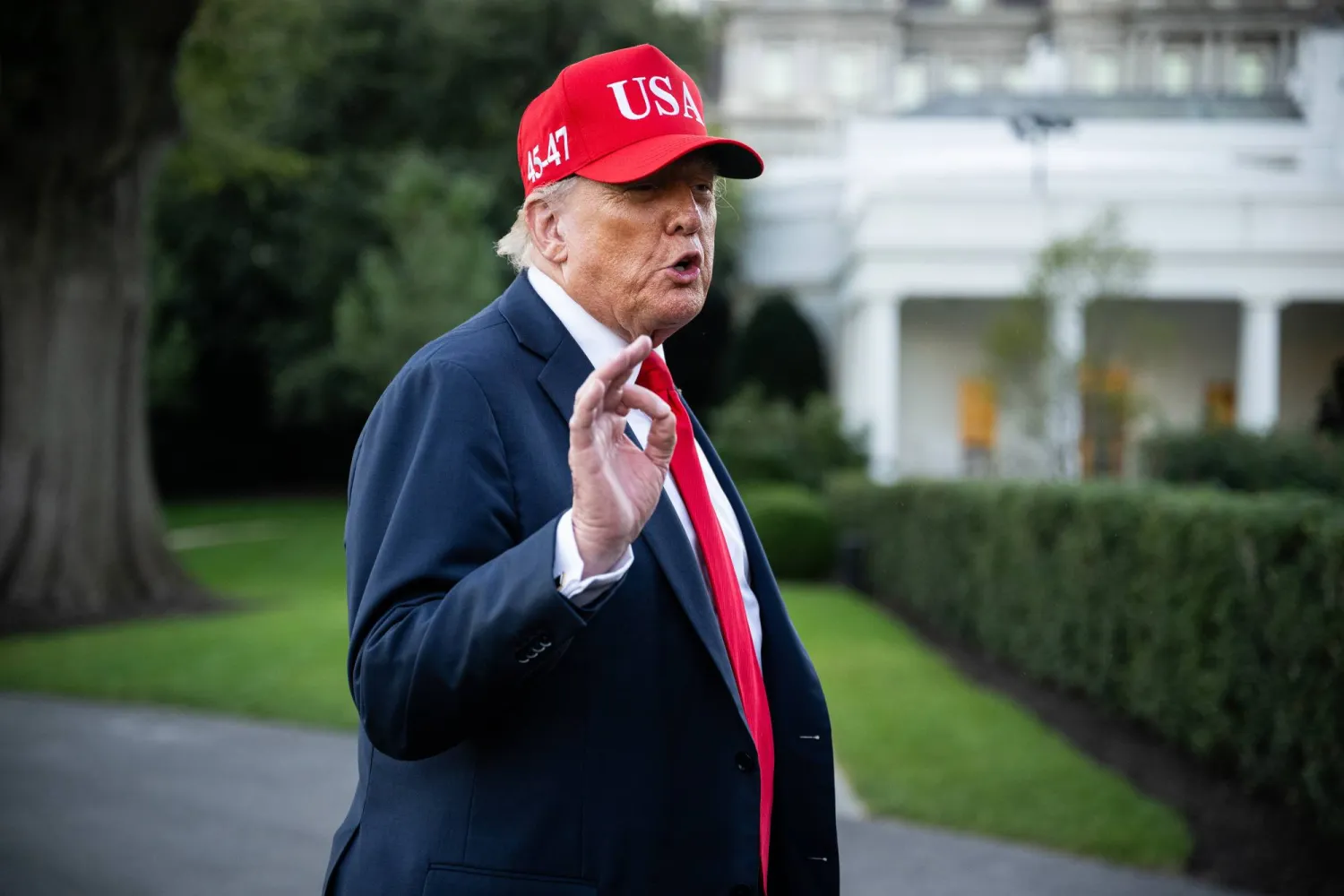 الرئيس الأميركي دونالد ترمب يتحدث مع صحافيين في البيت الأبيض الأحد (إ.ب.أ)