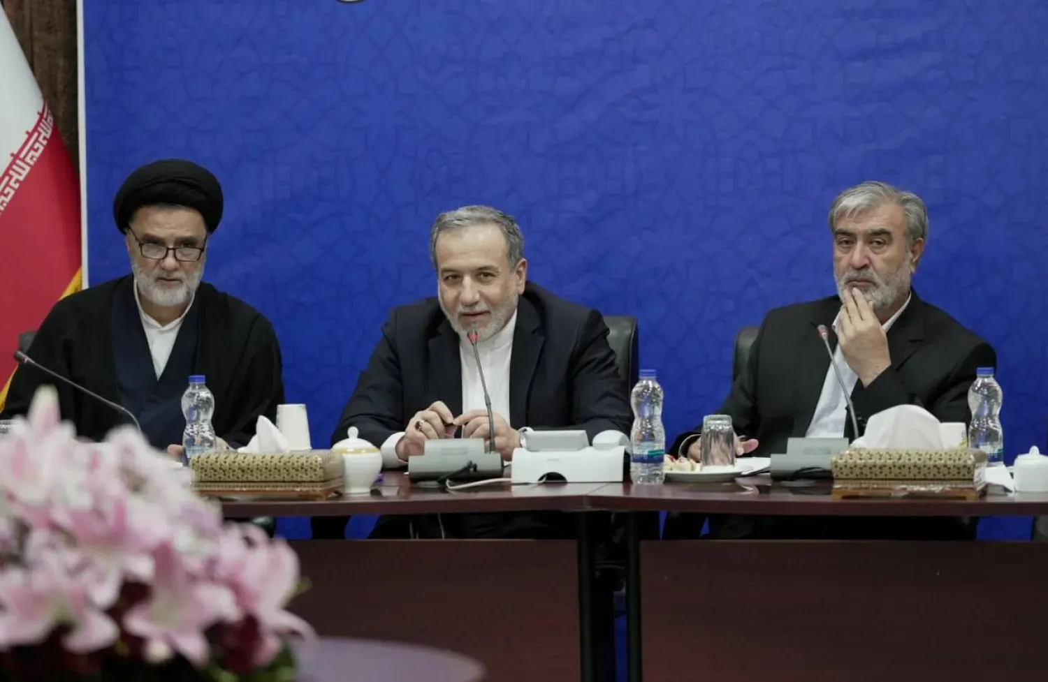 Arakçi, Parlamento Ulusal Güvenlik ve Dış Politika Komitesi Başkanı İbrahim Azizi ile yardımcısı Mahmud Nebeviyen arasında (İran Dışişleri Bakanlığı)