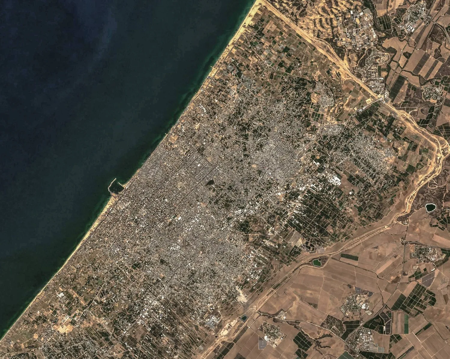 صورة ملتقطة بالأقمار الاصطناعية وزعتها مؤسسة "فانتور" أمس تظهرمدينة غزة كما كانت في 27 سبتمبر (ايلول) 2023  (إ.ب.أ)