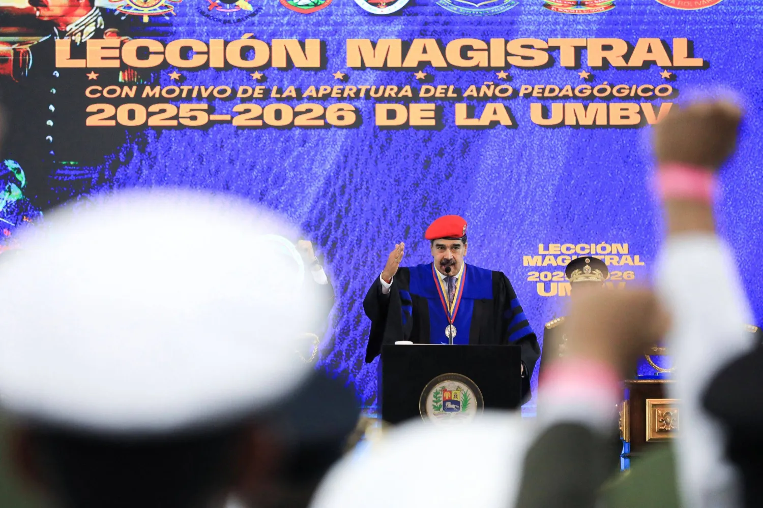 صورة وزعتها الرئاسة الفنزويلية للرئيس نيكولاس مادورو أثناء حديثه خلال اجتماع عسكري في كراكاس (أ.ف.ب)