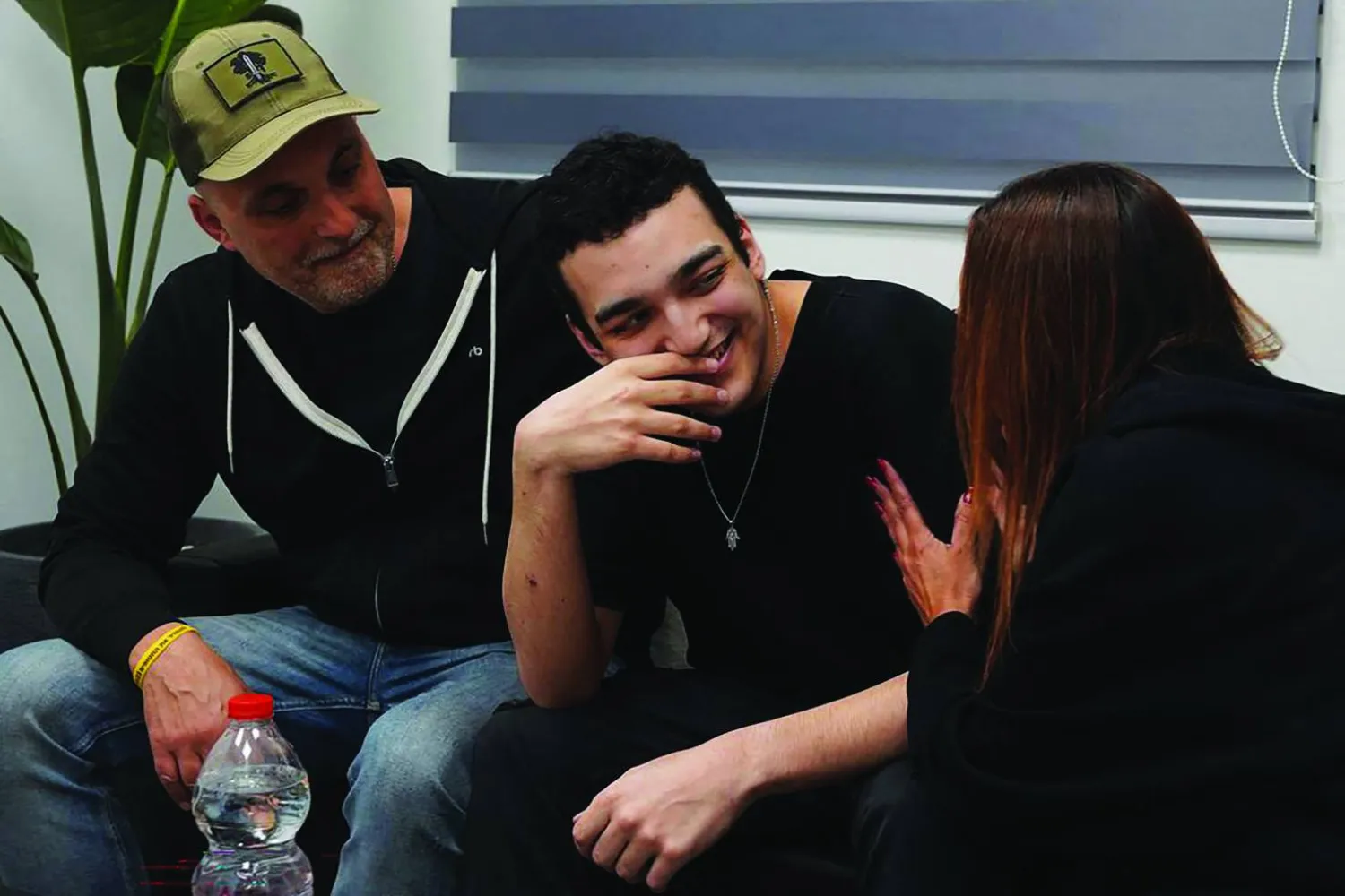 الرهينة الإسرائيلي - الأميركي عيدان ألكسندر يلتقي عائلته في تل أبيب (أرشيفية - أ.ف.ب)