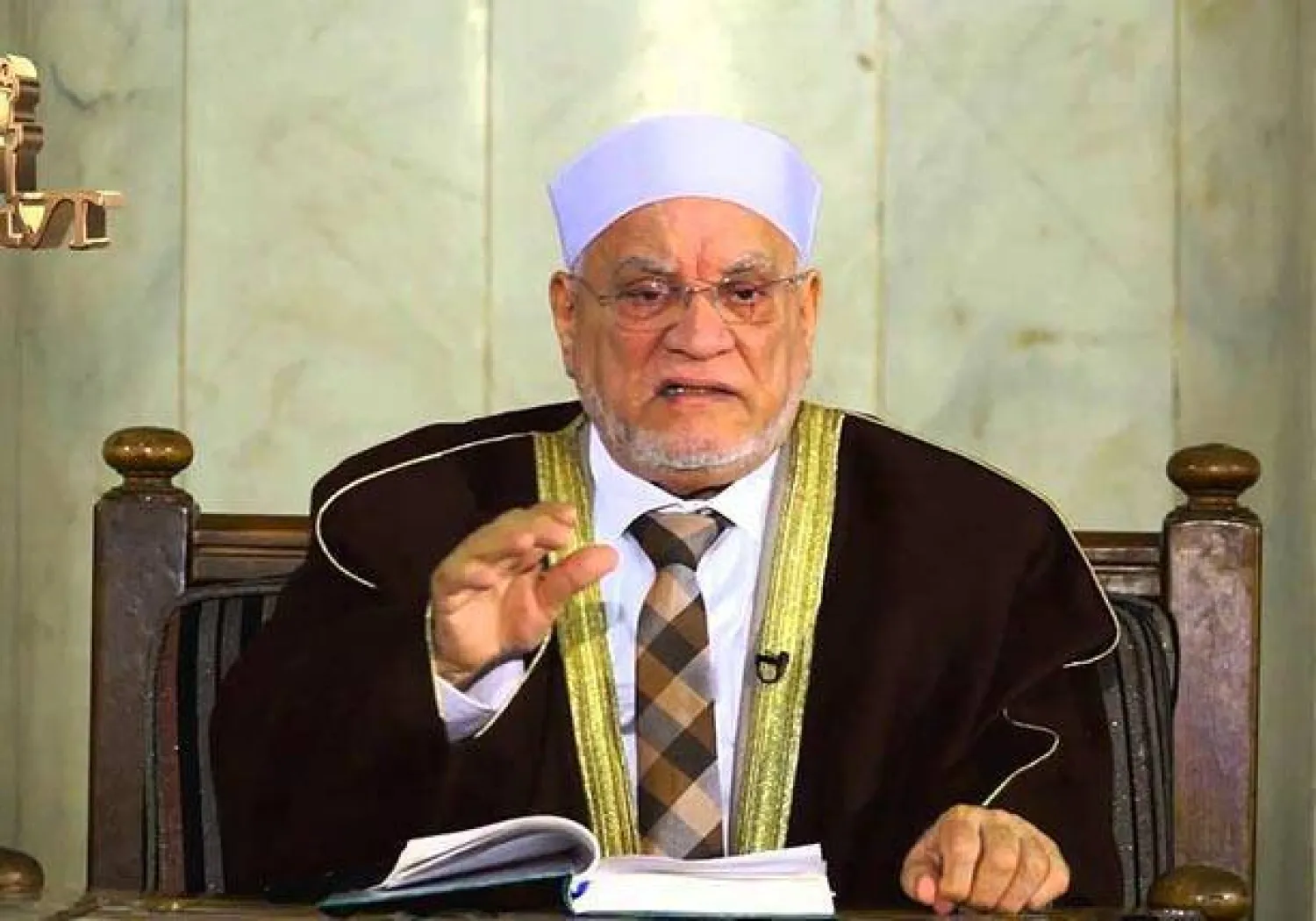 الدكتور أحمد عمر هاشم (صورة من صفحته الرسمية على «فيسبوك»)