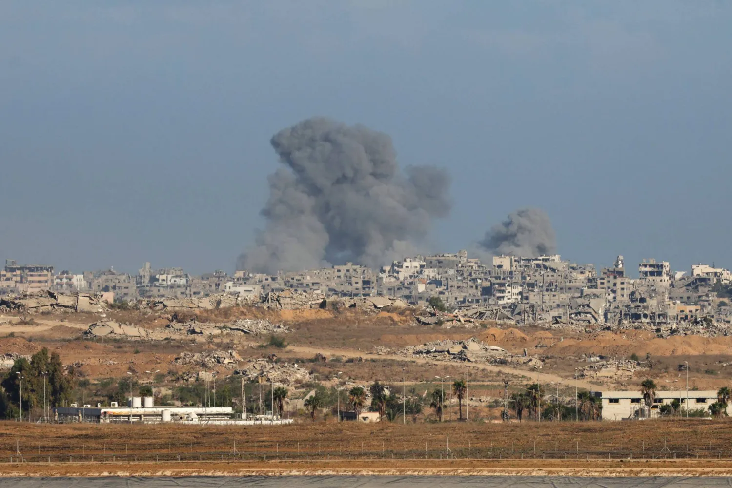 الدخان يتصاعد من انفجارات غزة اليوم (رويترز)