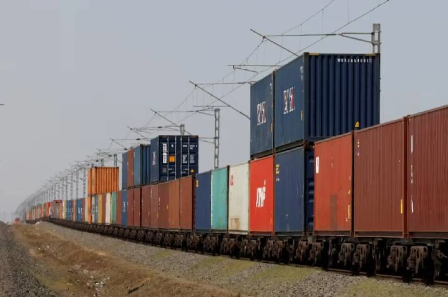 تُنقل الحاويات بالقطار قرب ميناء ديندايال في كاندلا بولاية غوجارات الغربية بالهند (رويترز)