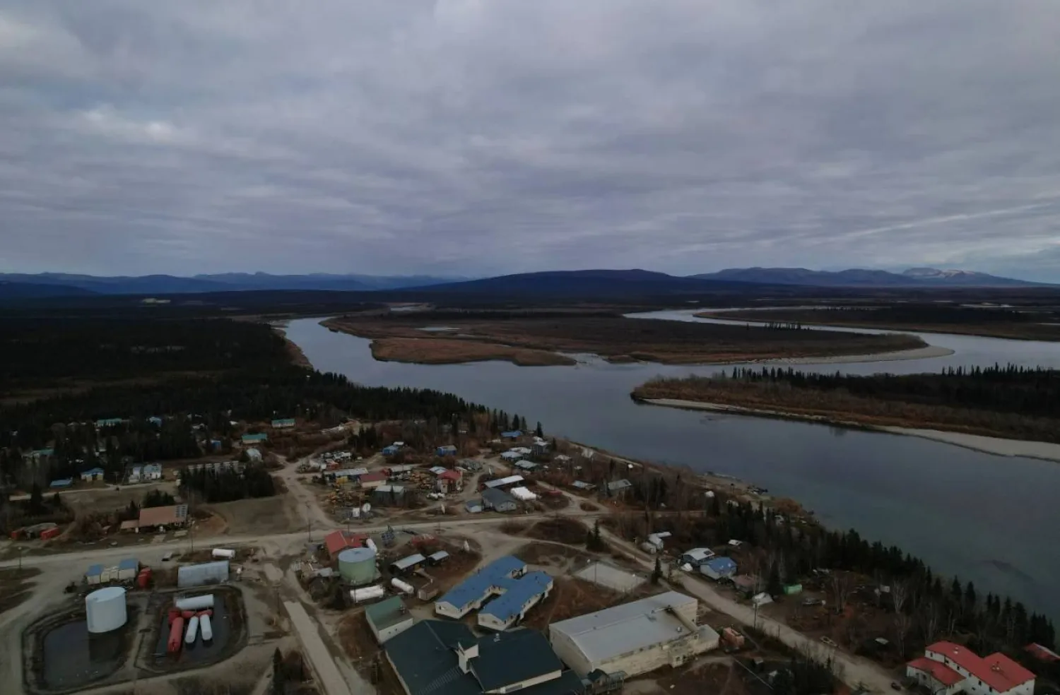 بوابات متنزه ومحمية القطب الشمالي الوطني حيث سيمر مشروع طريق أمبلر بولاية ألاسكا (أ.ب)