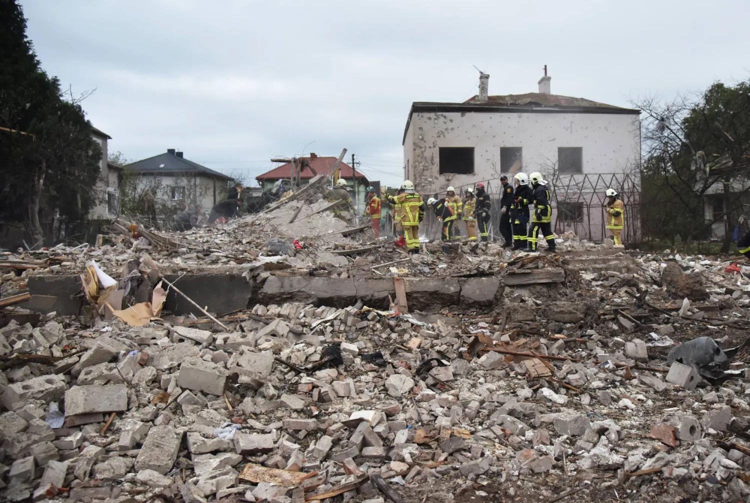 جانب من الدمار جراء القصف الروسي على مدينة لفيف الأوكرانية (د.ب.أ)