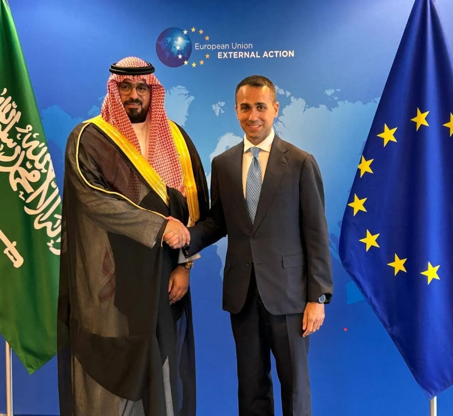 دي مايو مع وزير الاقتصاد السعودي فيصل الإبراهيم في بروكسل أخيراً (حساب دي مايو على إكس)