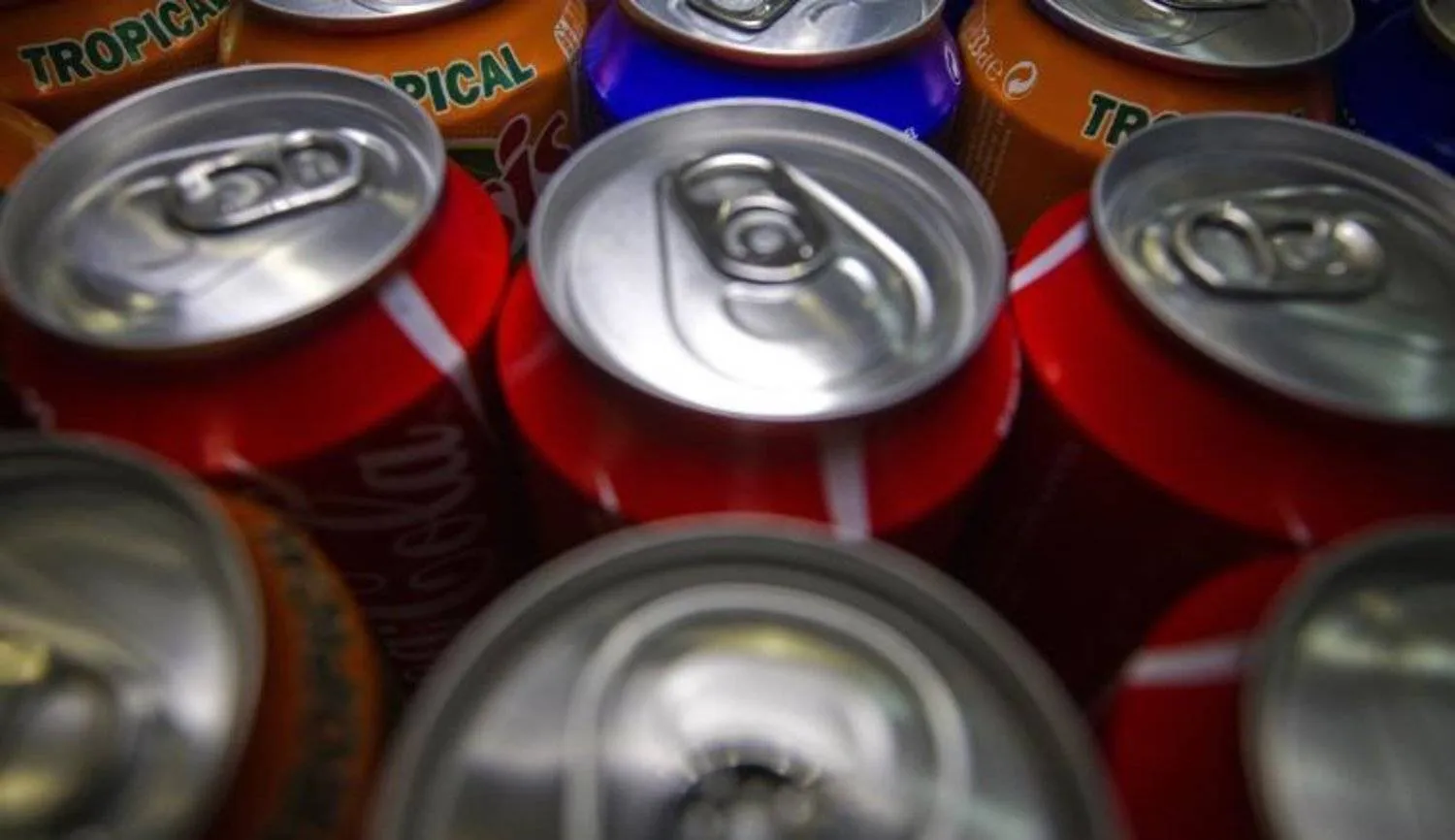 مشروبات الصودا الدايت تزيد من خطر الإصابة بمرض الكبد الدهني غير الكحولي (أ.ف.ب)