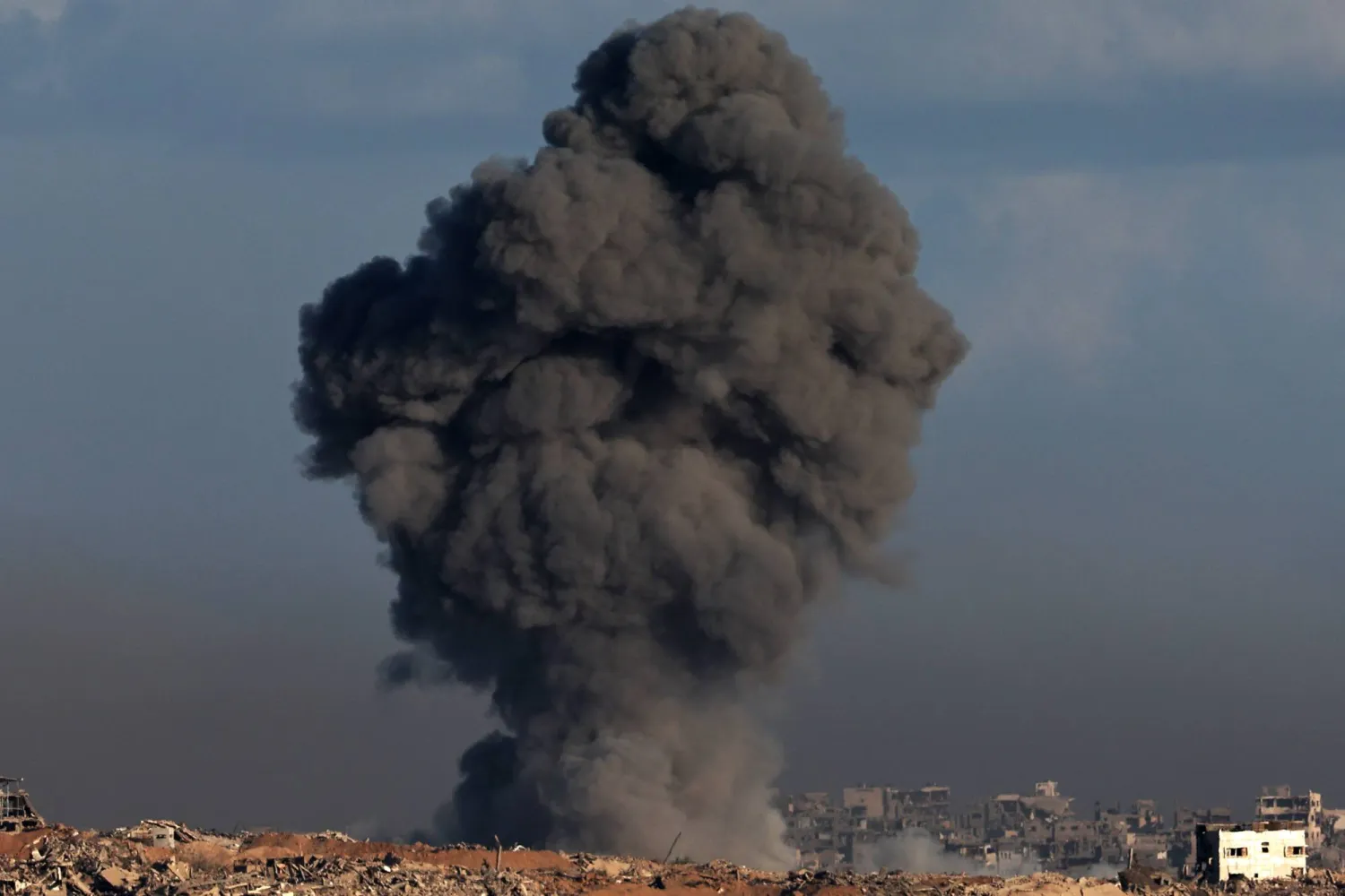 دخان يتصاعد نتيجة غارة إسرائيلية على مشارف مدينة غزة كما شوهد من الجانب الإسرائيلي للحدود (إ.ب.أ)