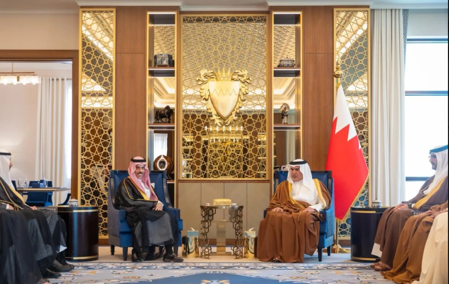 ولي العهد رئيس مجلس وزراء البحرين يستقبل في المنامة وزير الخارجية السعودي (واس)