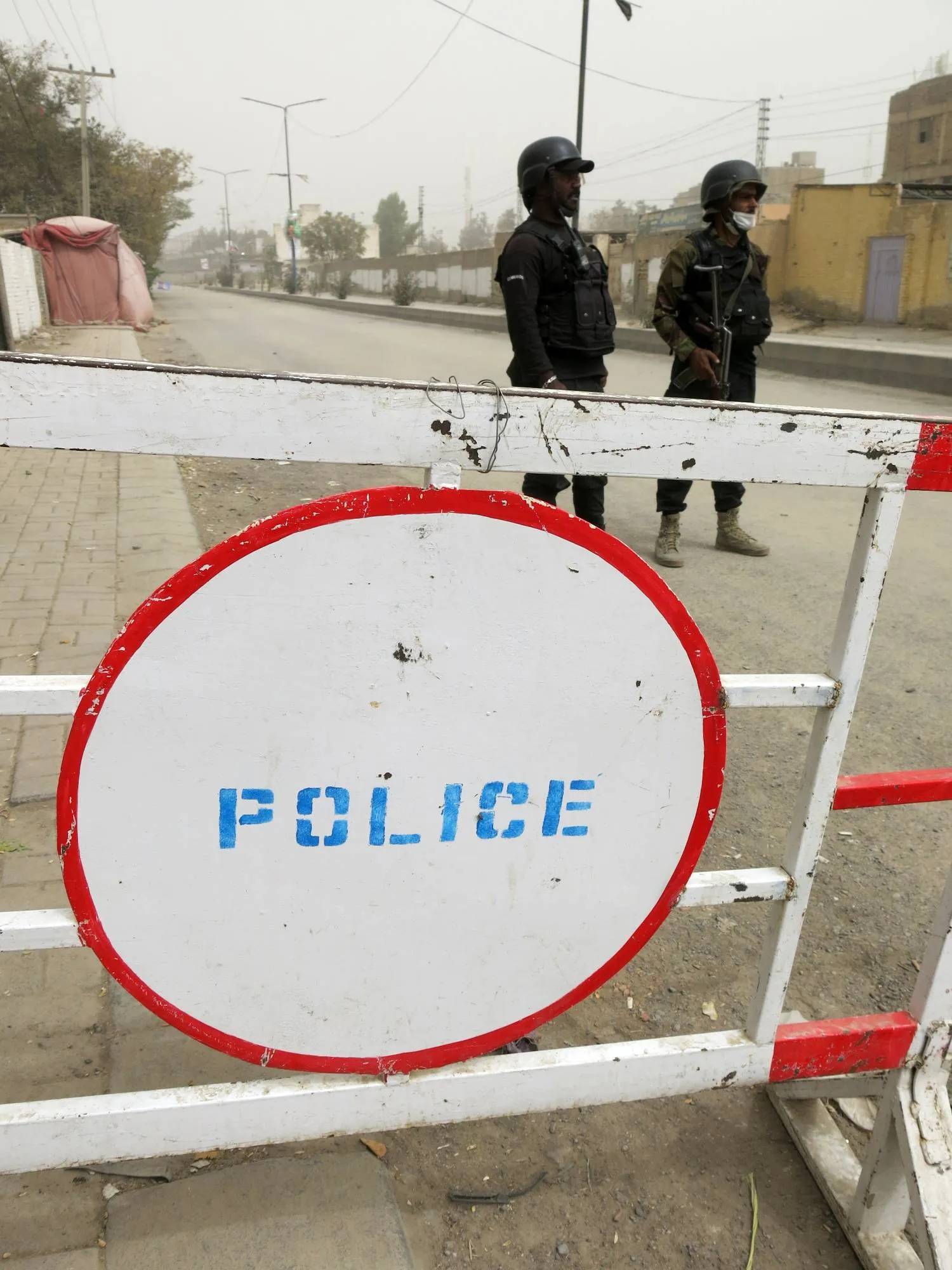 يقف مسؤولو الأمن الباكستانيون حراساً عند نقطة تفتيش بعد تشديد الإجراءات الأمنية عقب تفجير سيارة مفخخة في مقر قوات شبه عسكرية في كويتا عاصمة إقليم بلوشيستان المضطرب... 6 أكتوبر 2025 (إ.ب.أ)